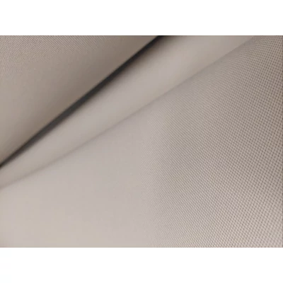 Detaliu tapițerie plafon plușată crem deschis, material cu textură catifelată și nuanță caldă.